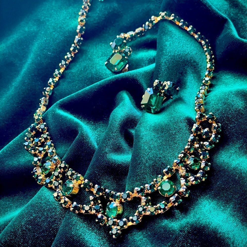 ♥️ Emerald green rhinestone necklace, earrings parure set 1950s PRICE FI…